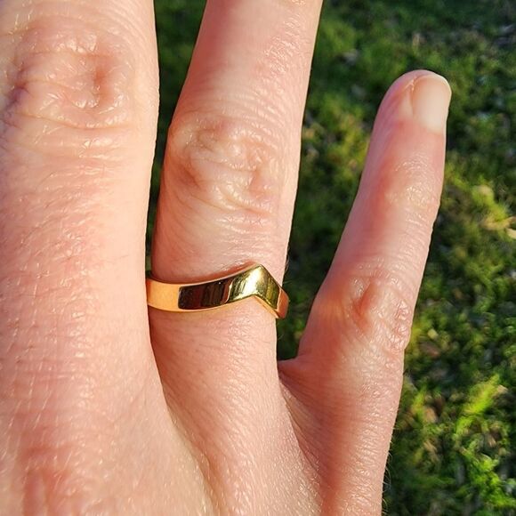 Gold Flat Chevron Curved V Ring - Picture 11 of 11